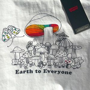 NWT Levi’s “Earth to Everyone” T-Shirt